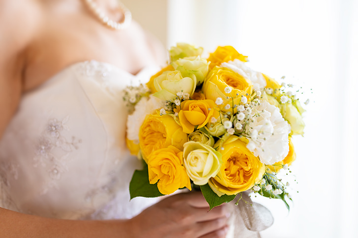 黄色いブーケを持つ花嫁