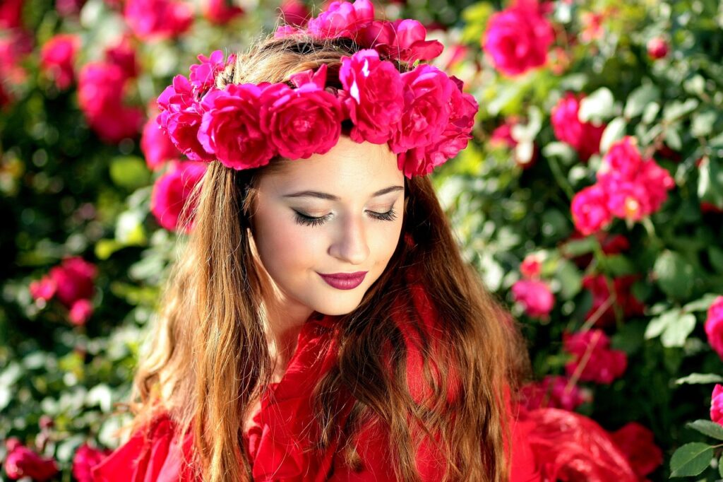 赤い花冠をかぶった美しい女性