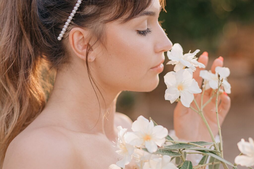 白い花の匂いをかぐ美しい女性